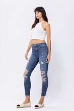 Load image into Gallery viewer, HIGH RISE DISTRESSED CROP SKINNY JEAN W/ CUT HEM
